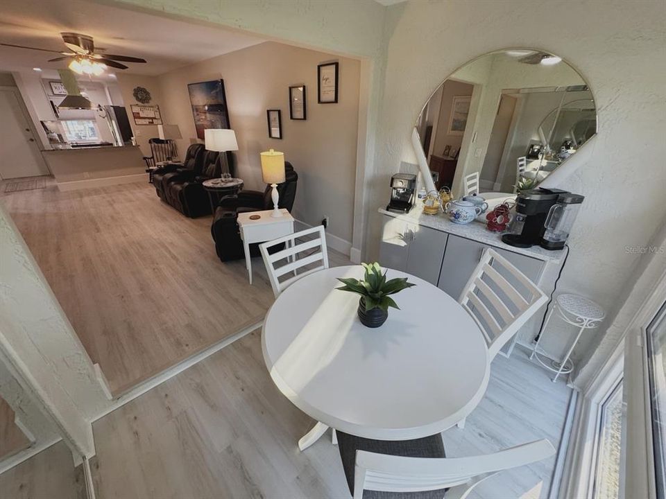 На продажу: $240,000 (2 спален, 2 ванн, 935 Квадратных фут)