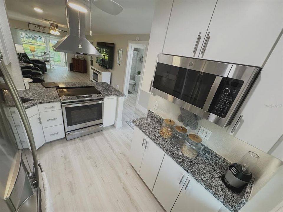 На продажу: $240,000 (2 спален, 2 ванн, 935 Квадратных фут)