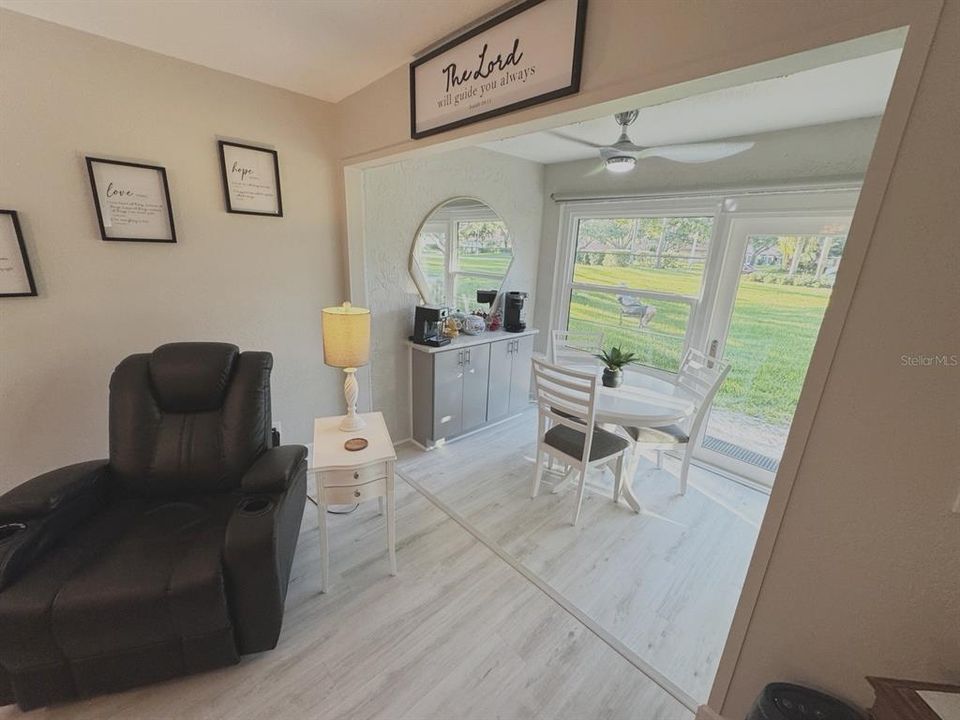 На продажу: $240,000 (2 спален, 2 ванн, 935 Квадратных фут)