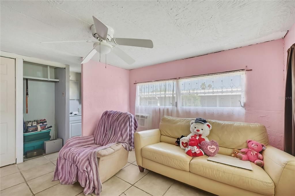 Activo con contrato: $85,000 (2 camas, 1 baños, 1410 Pies cuadrados)