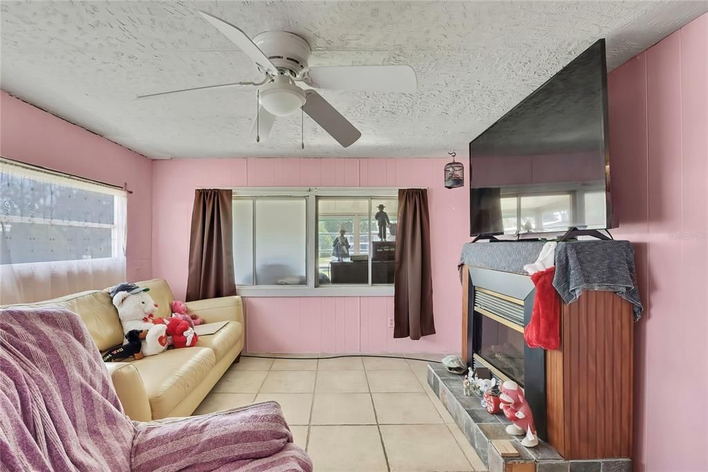 Activo con contrato: $85,000 (2 camas, 1 baños, 1410 Pies cuadrados)