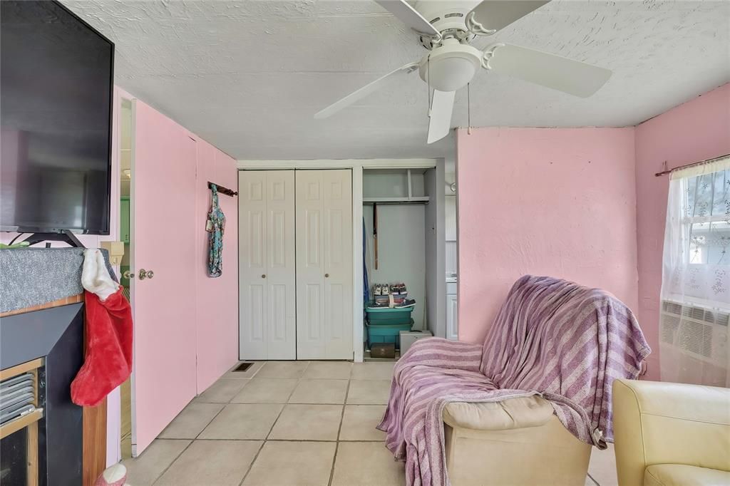 Activo con contrato: $85,000 (2 camas, 1 baños, 1410 Pies cuadrados)