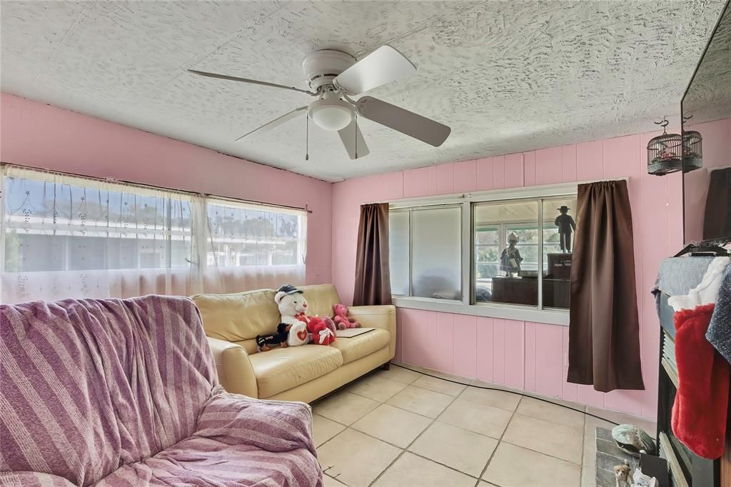Activo con contrato: $85,000 (2 camas, 1 baños, 1410 Pies cuadrados)