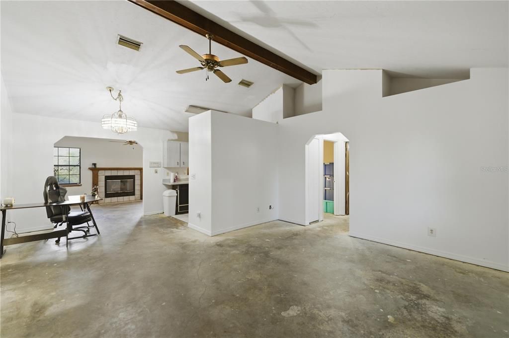 На продажу: $175,000 (3 спален, 2 ванн, 1275 Квадратных фут)