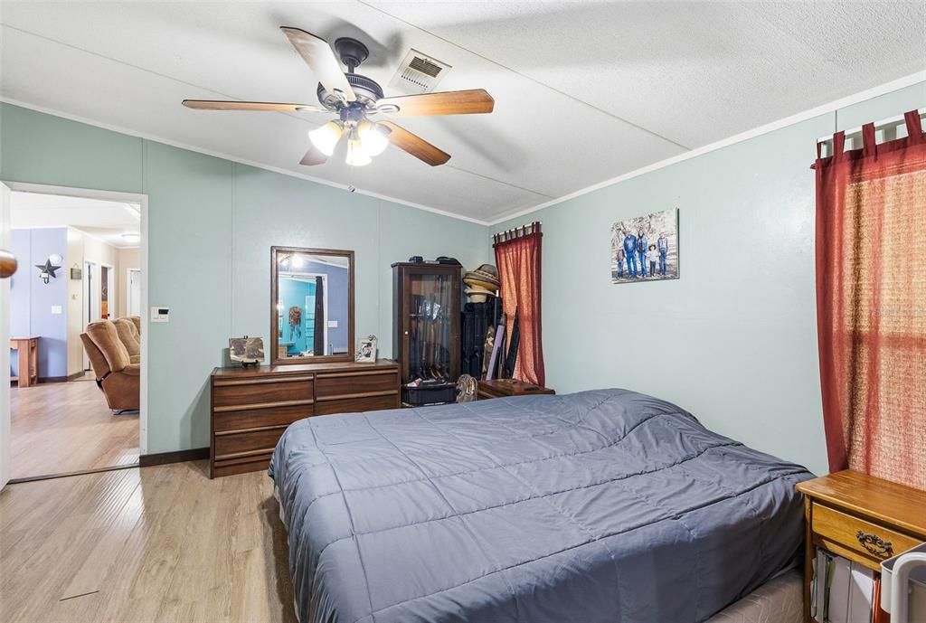 For Sale: $575,000 (4 beds, 2 baths, 1619 Square Feet)