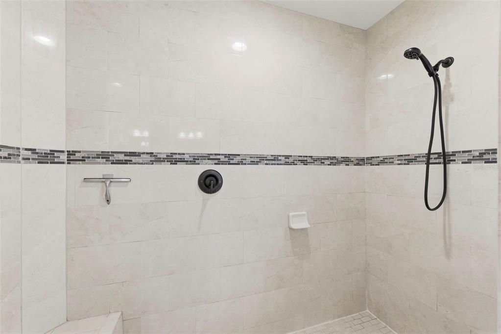 En Venta: $1,300,000 (4 camas, 3 baños, 3432 Pies cuadrados)
