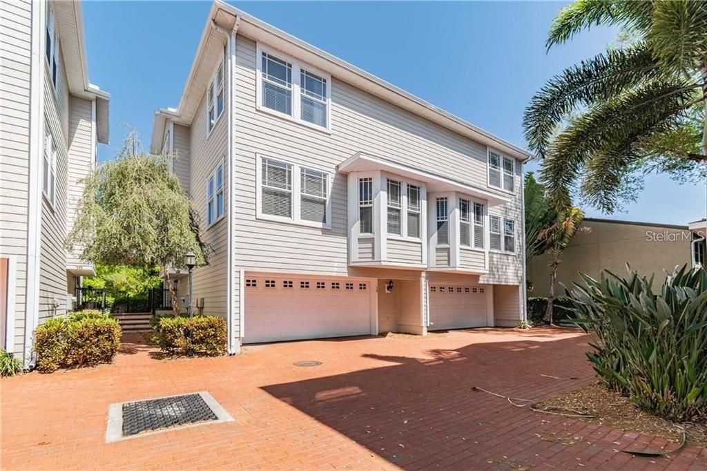 Activo con contrato: $645,000 (3 camas, 3 baños, 1930 Pies cuadrados)