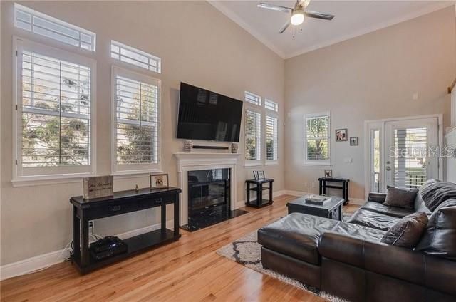 Activo con contrato: $645,000 (3 camas, 3 baños, 1930 Pies cuadrados)