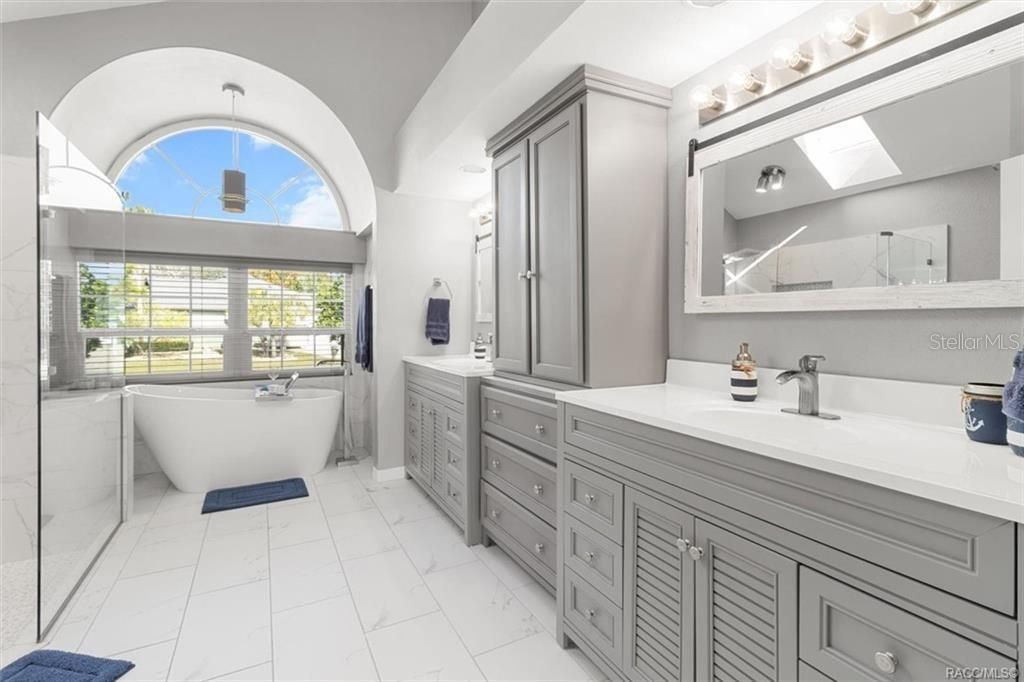 En Venta: $1,350,000 (3 camas, 2 baños, 2219 Pies cuadrados)