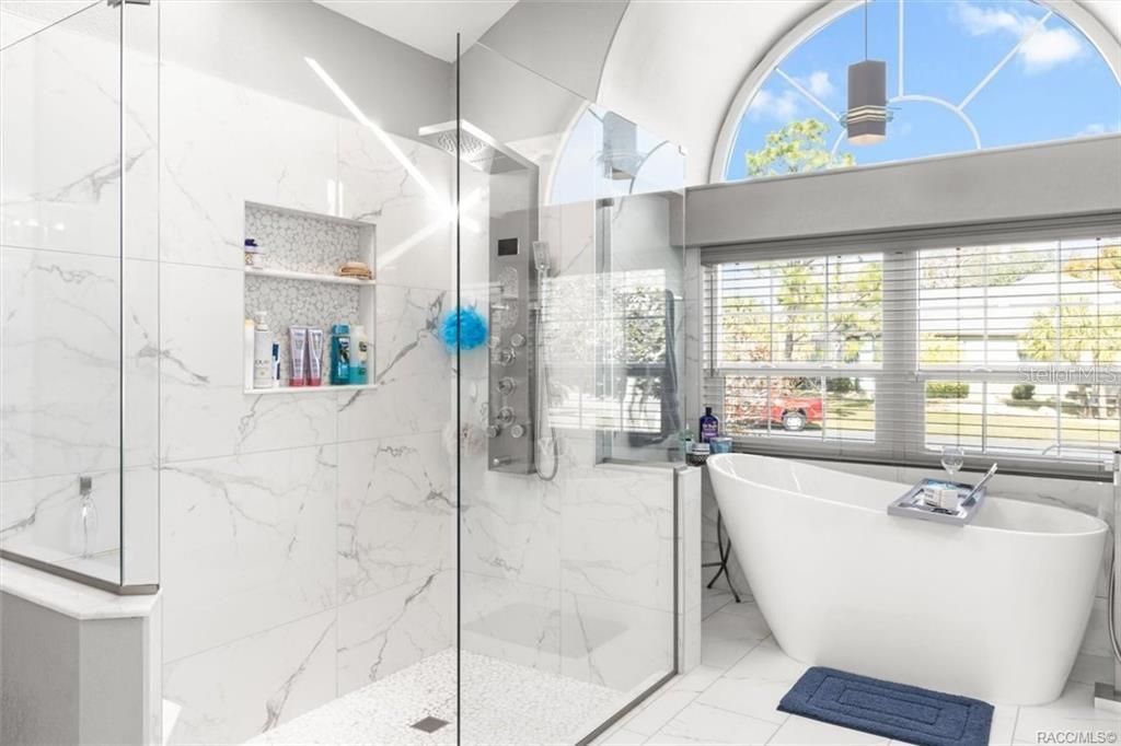En Venta: $1,350,000 (3 camas, 2 baños, 2219 Pies cuadrados)