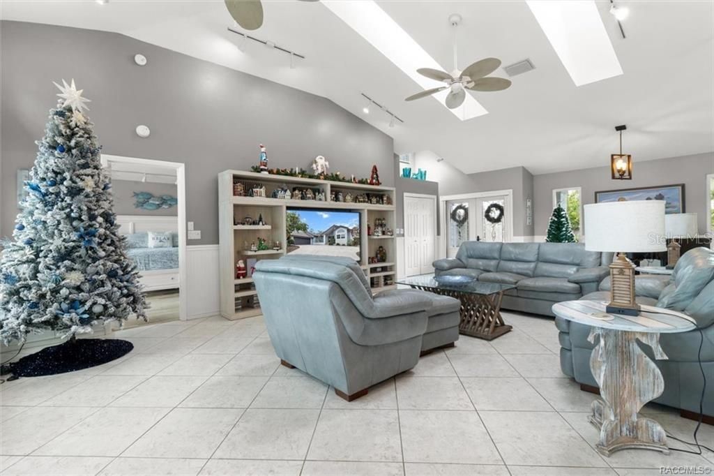 En Venta: $1,350,000 (3 camas, 2 baños, 2219 Pies cuadrados)
