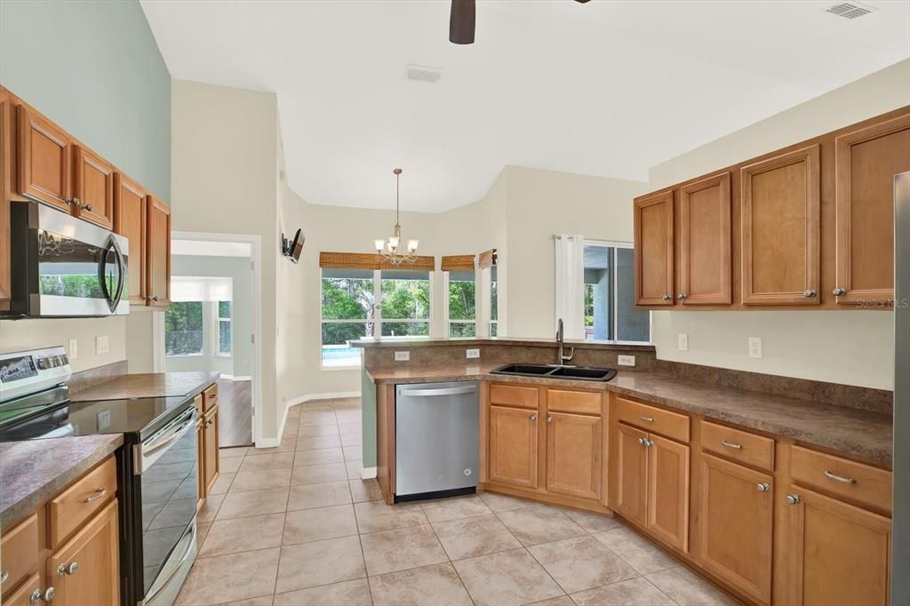For Sale: $500,000 (4 beds, 3 baths, 2536 Square Feet)