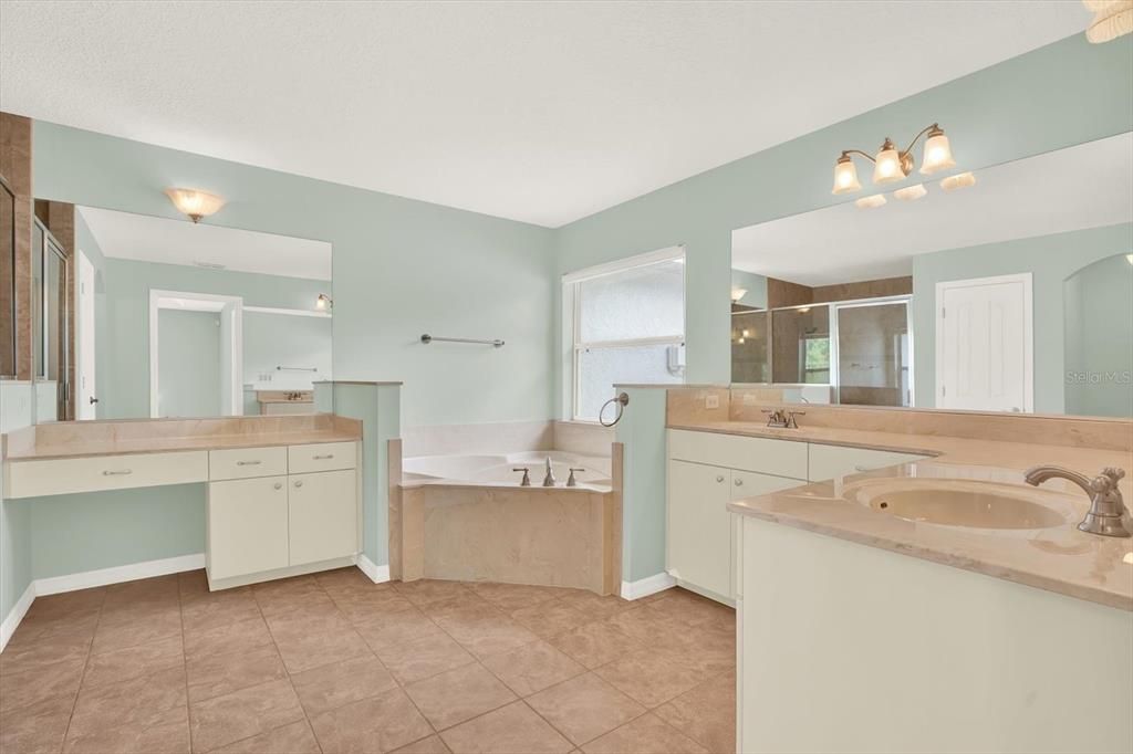 For Sale: $500,000 (4 beds, 3 baths, 2536 Square Feet)