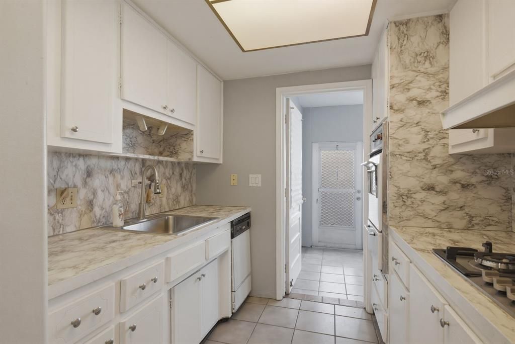 For Sale: $79,000 (2 beds, 1 baths, 870 Square Feet)