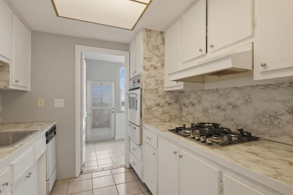 For Sale: $79,000 (2 beds, 1 baths, 870 Square Feet)