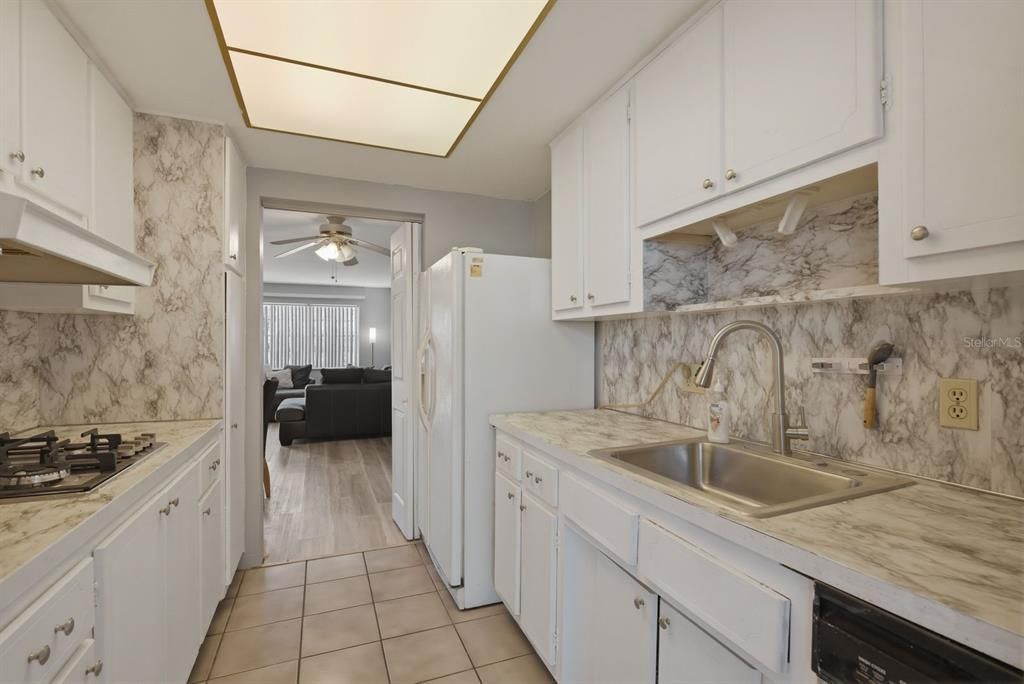 For Sale: $79,000 (2 beds, 1 baths, 870 Square Feet)