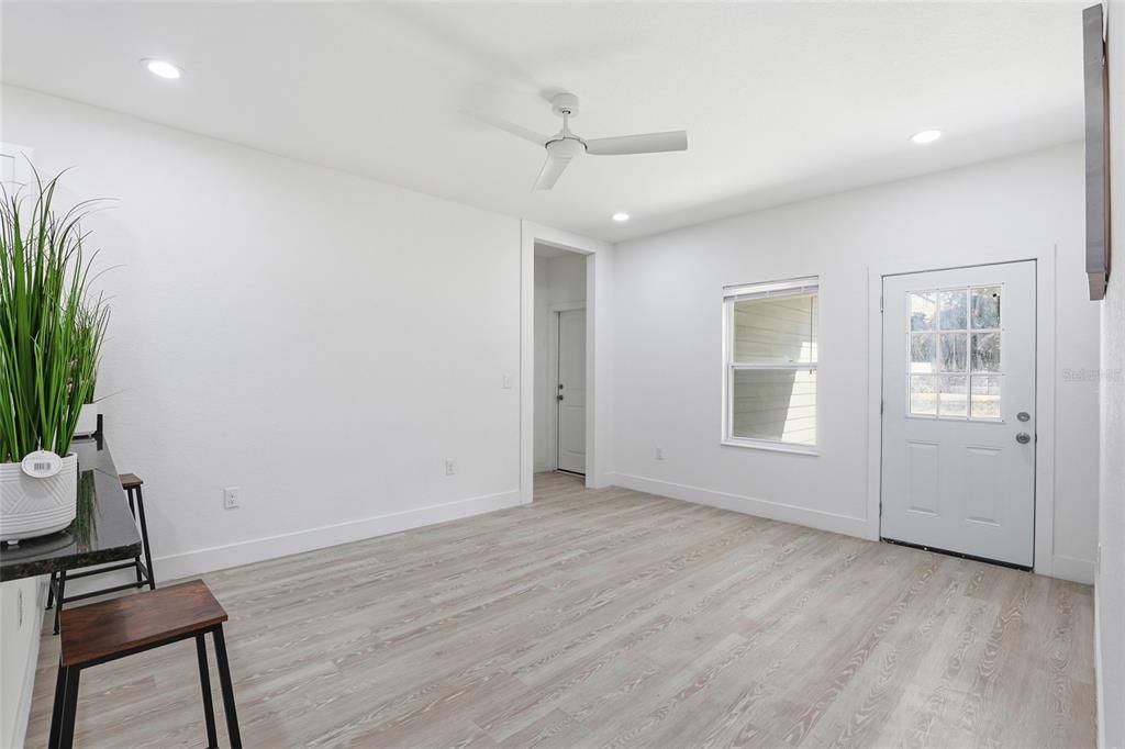 На продажу: $235,000 (3 спален, 2 ванн, 1112 Квадратных фут)