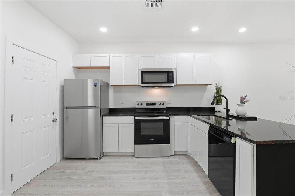 На продажу: $235,000 (3 спален, 2 ванн, 1112 Квадратных фут)