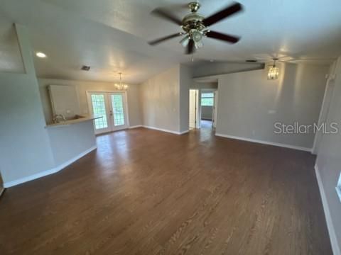 For Rent: $2,000 (3 beds, 2 baths, 1372 Square Feet)