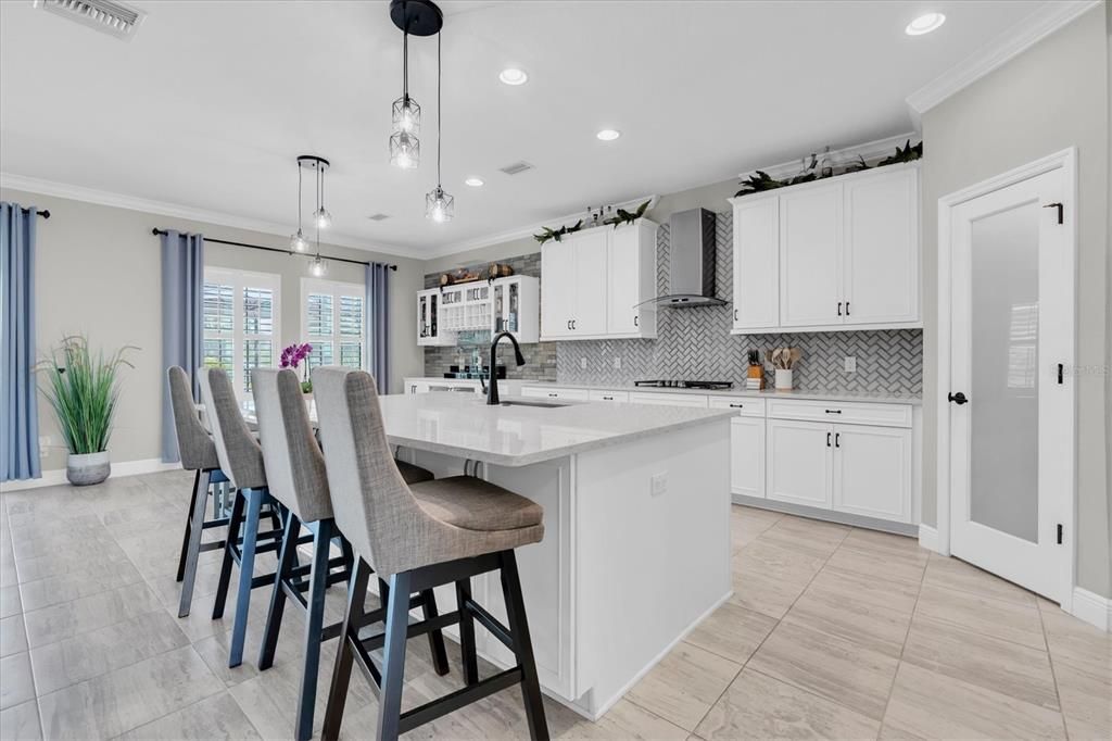 Activo con contrato: $995,000 (5 camas, 4 baños, 3548 Pies cuadrados)