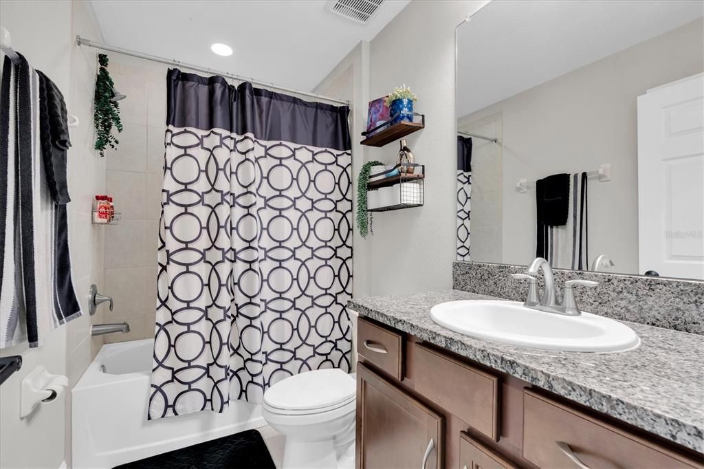 Activo con contrato: $995,000 (5 camas, 4 baños, 3548 Pies cuadrados)