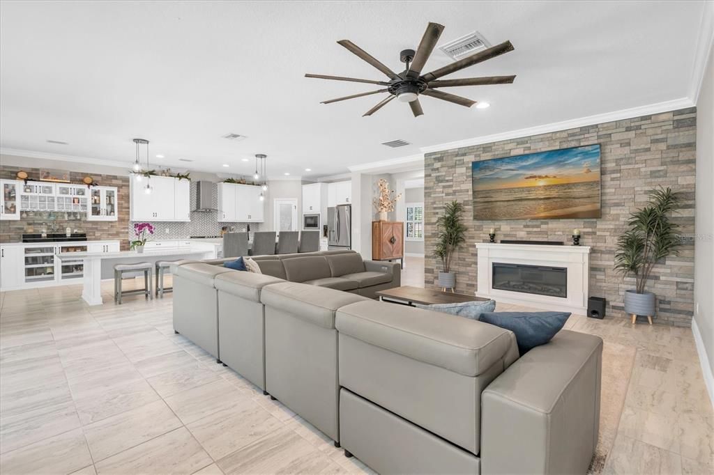 Activo con contrato: $995,000 (5 camas, 4 baños, 3548 Pies cuadrados)