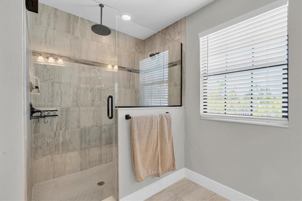 Activo con contrato: $995,000 (5 camas, 4 baños, 3548 Pies cuadrados)