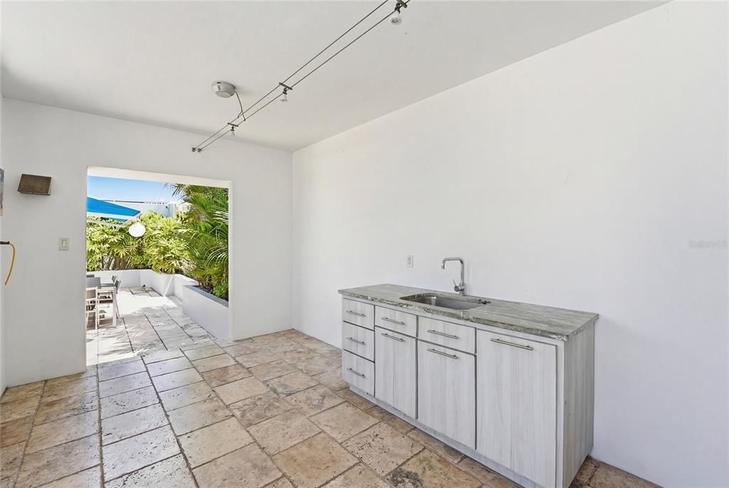 For Sale: $799,000 (3 beds, 2 baths, 1998 Square Feet)