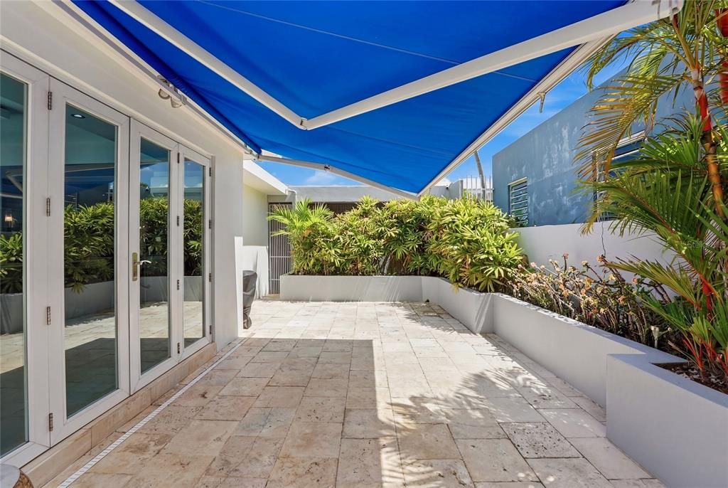 For Sale: $799,000 (3 beds, 2 baths, 1998 Square Feet)