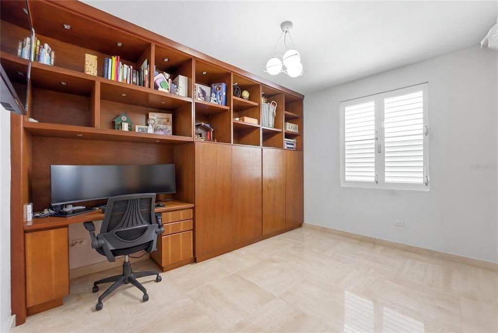 For Sale: $799,000 (3 beds, 2 baths, 1998 Square Feet)