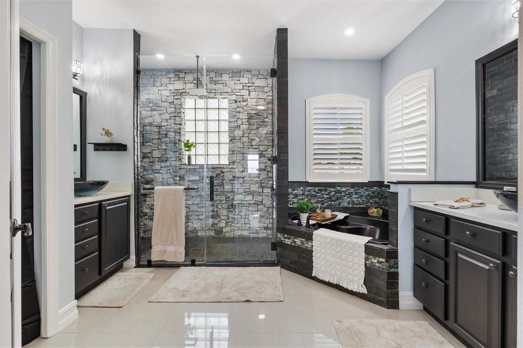 En Venta: $1,100,000 (4 camas, 3 baños, 2570 Pies cuadrados)