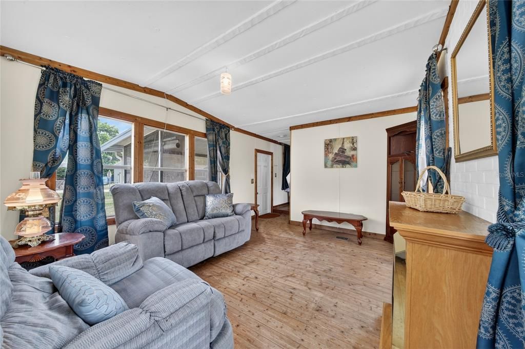 For Sale: $199,900 (3 beds, 1 baths, 672 Square Feet)