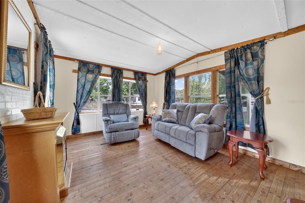 For Sale: $199,900 (3 beds, 1 baths, 672 Square Feet)