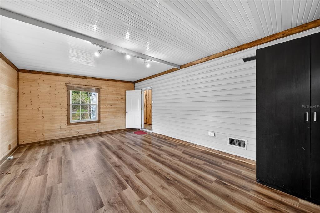 For Sale: $199,900 (3 beds, 1 baths, 672 Square Feet)