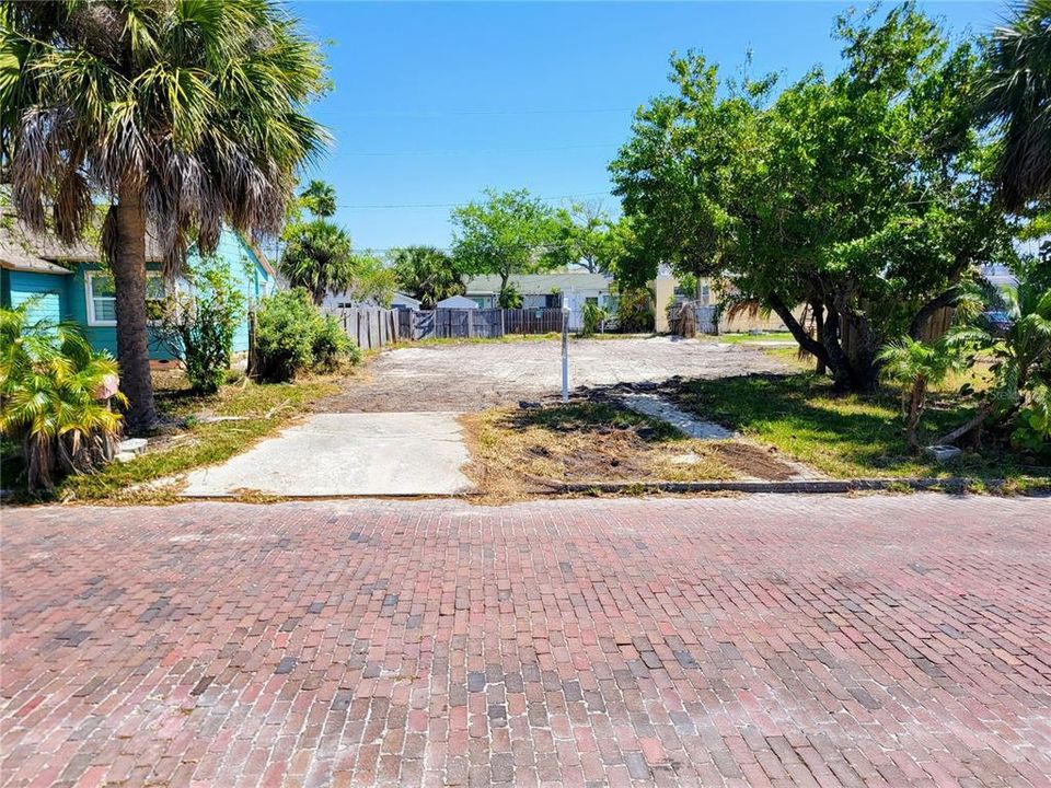 待售: $400,000 (0.11 acres)