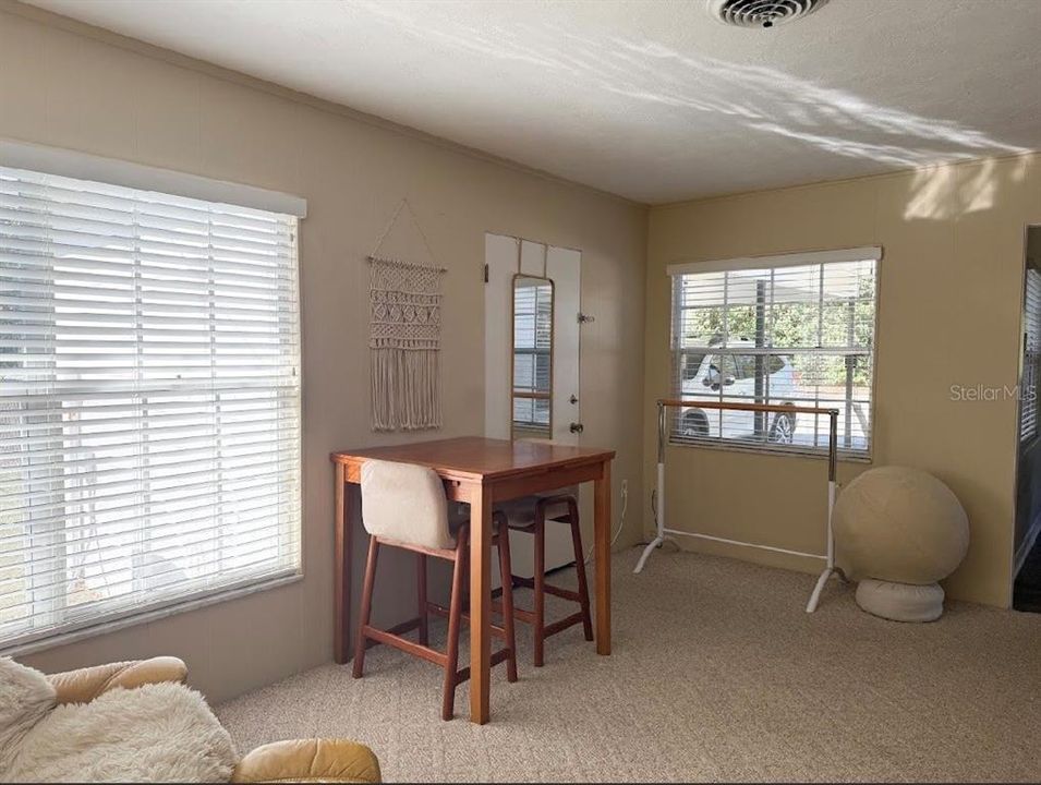 В аренду: $2,000 (2 спален, 1 ванн, 1449 Квадратных фут)