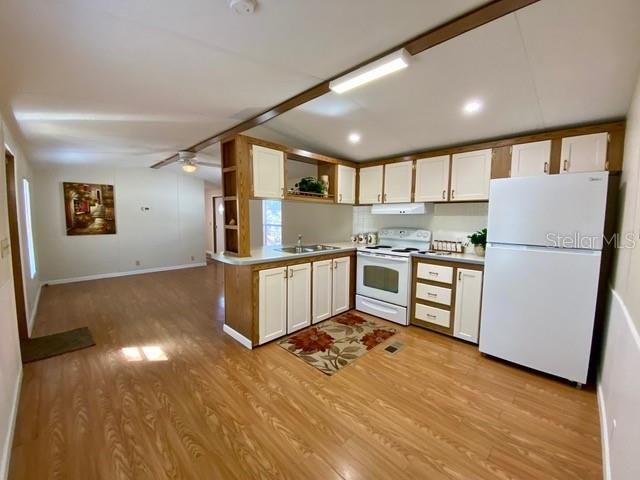 Active With Contract: $97,500 (2 beds, 2 baths, 784 Square Feet)