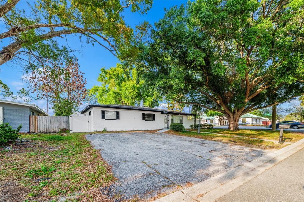 Activo con contrato: $435,000 (4 camas, 3 baños, 1948 Pies cuadrados)