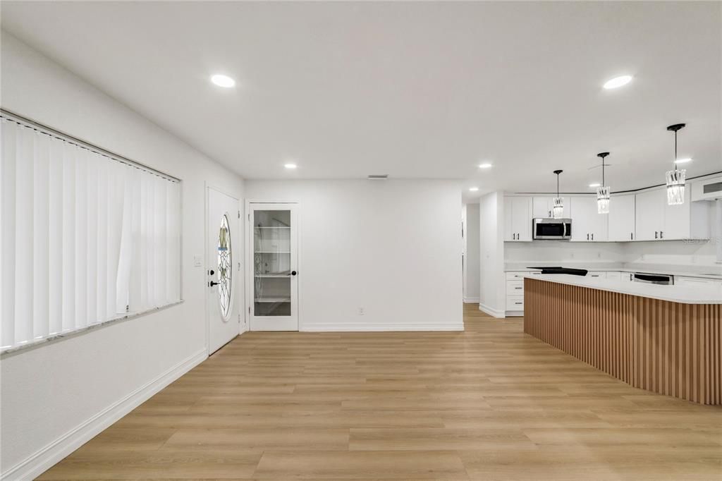 Activo con contrato: $435,000 (4 camas, 3 baños, 1948 Pies cuadrados)