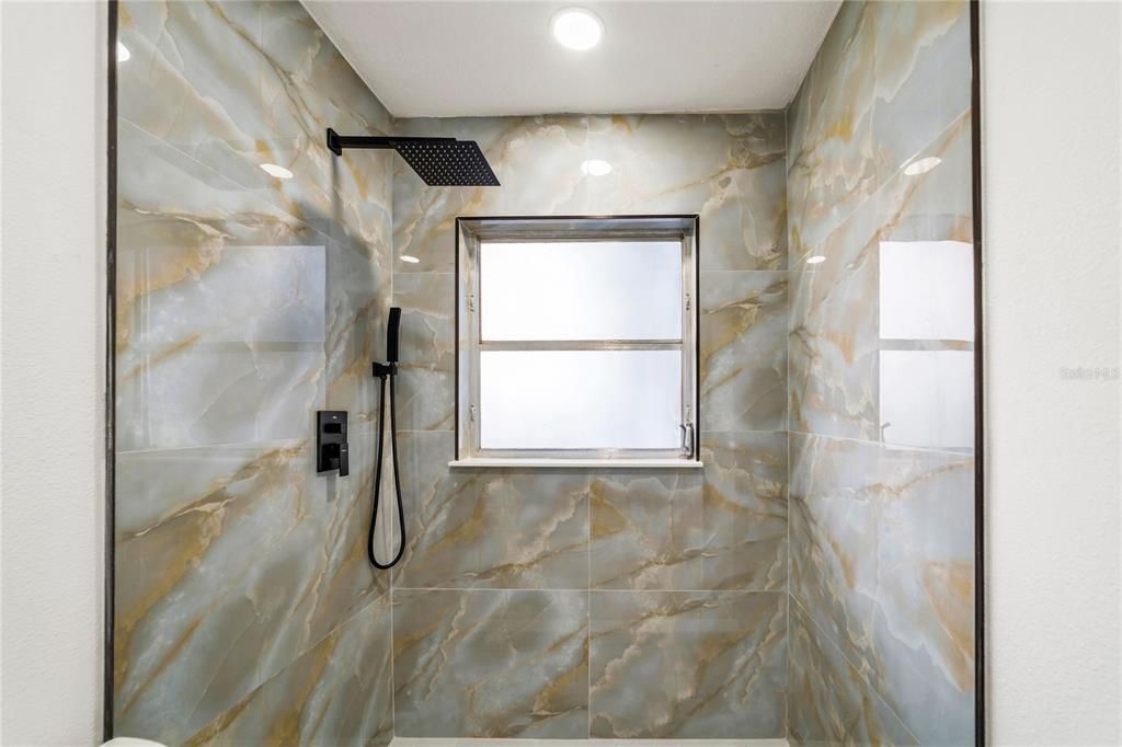 Activo con contrato: $435,000 (4 camas, 3 baños, 1948 Pies cuadrados)