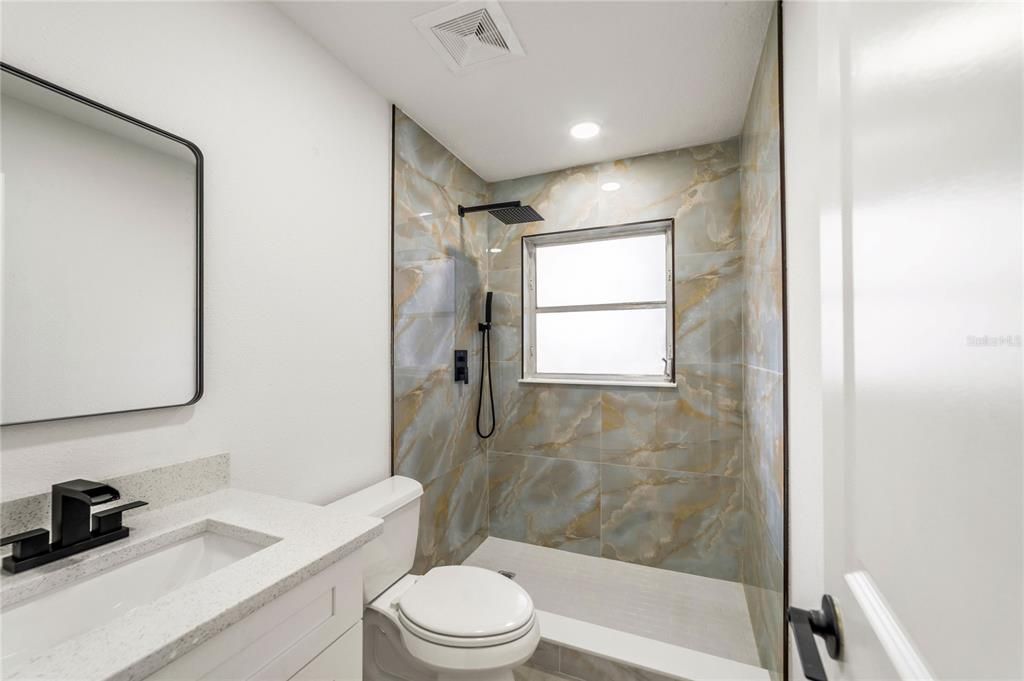 Activo con contrato: $435,000 (4 camas, 3 baños, 1948 Pies cuadrados)
