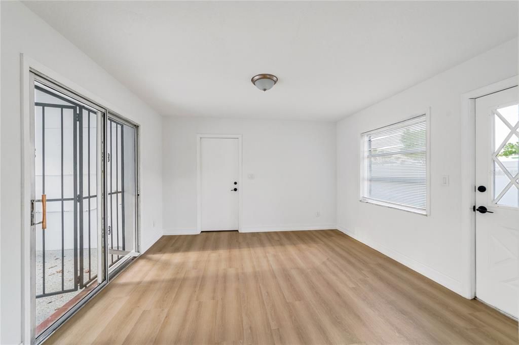 Activo con contrato: $435,000 (4 camas, 3 baños, 1948 Pies cuadrados)