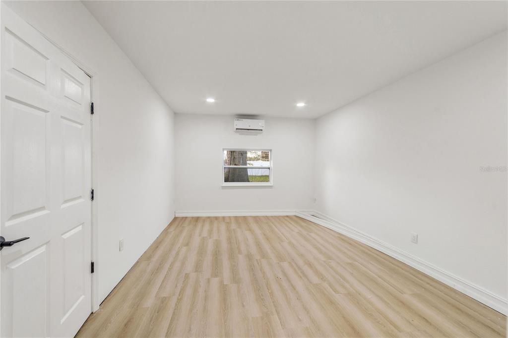 Activo con contrato: $435,000 (4 camas, 3 baños, 1948 Pies cuadrados)