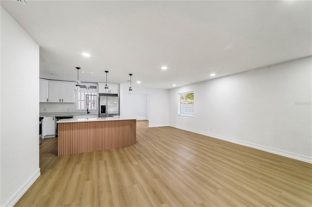 Activo con contrato: $435,000 (4 camas, 3 baños, 1948 Pies cuadrados)