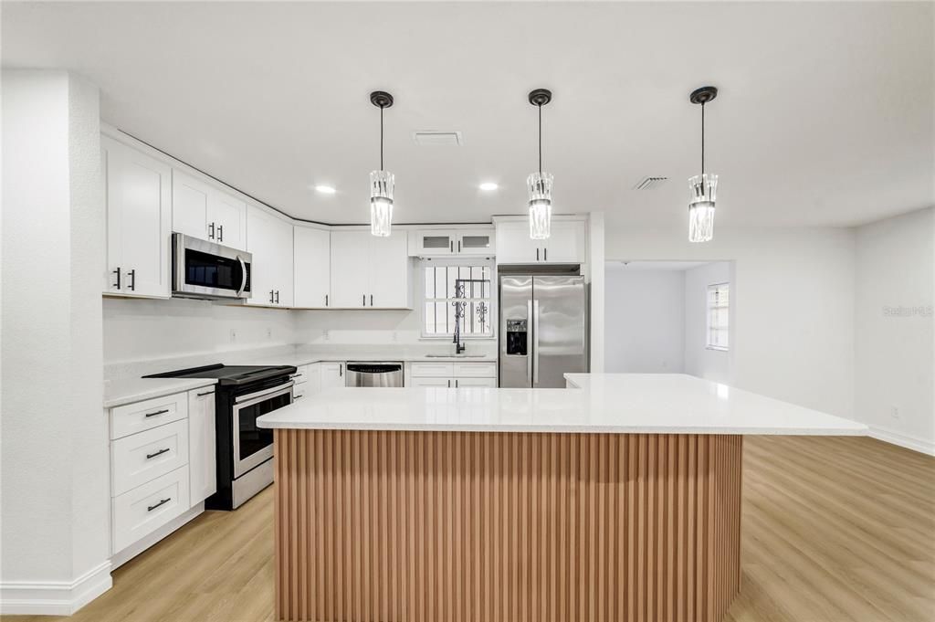 Activo con contrato: $435,000 (4 camas, 3 baños, 1948 Pies cuadrados)