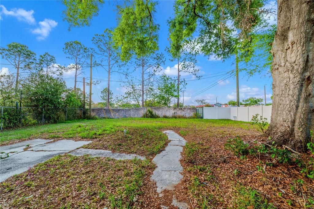 Activo con contrato: $435,000 (4 camas, 3 baños, 1948 Pies cuadrados)