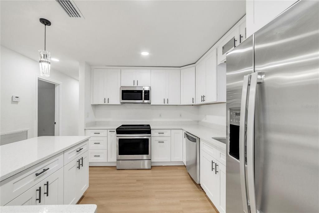 Activo con contrato: $435,000 (4 camas, 3 baños, 1948 Pies cuadrados)