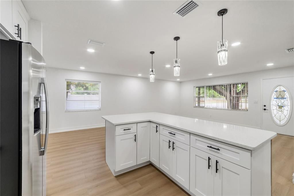 Activo con contrato: $435,000 (4 camas, 3 baños, 1948 Pies cuadrados)