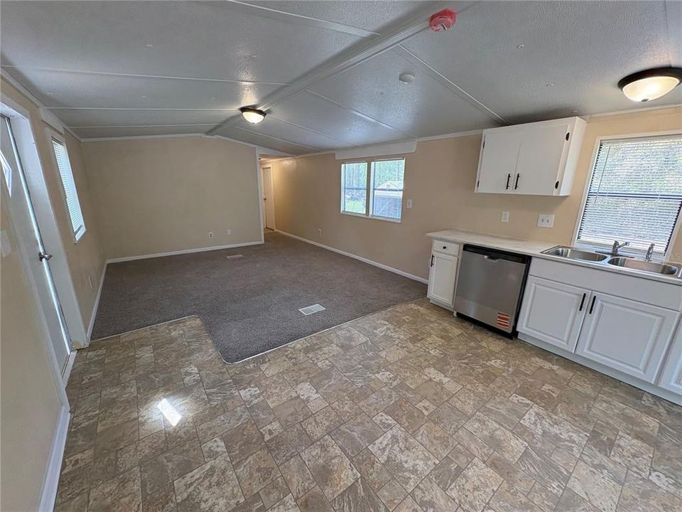 For Sale: $199,900 (2 beds, 2 baths, 840 Square Feet)