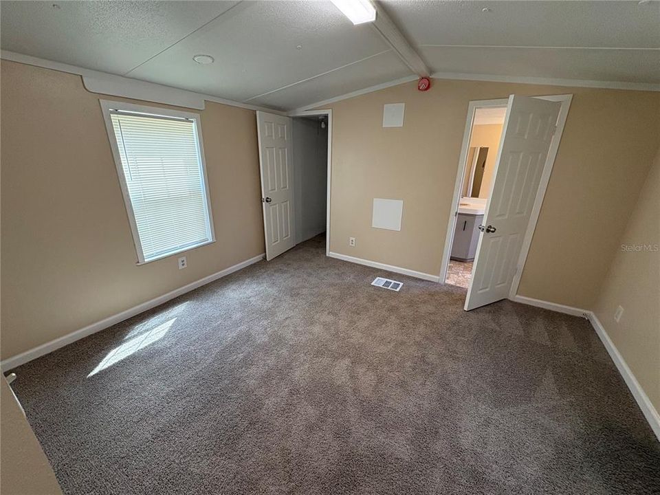 For Sale: $199,900 (2 beds, 2 baths, 840 Square Feet)